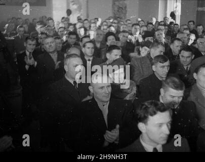 Warszawa, 1948-11-22. Uroczystoœæ powojennego wznowienia dzia³alnoœci Instytutu Wêgierskiego (powsta³ego w 1935 r.), przy ul. Marsza³kowskiej. pap. wb Varsavia, 22 novembre 1948. La riapertura post-WW2 dell'Istituto Ungherese (istituito nel 1935) in via Marszalkowska. Nella foto: Ambasciatore ungherese Bela Szanto. wb PAP Foto Stock