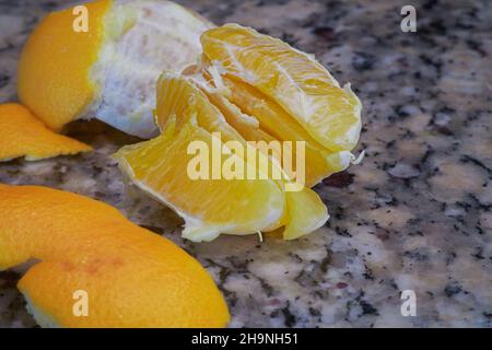 Arancio e bucce su un piano di granito Foto Stock