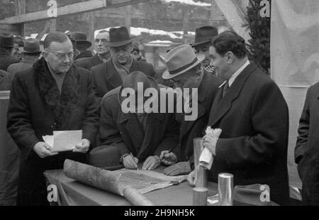 Warszawa, 1948-11-27. Uroczystoœæ wmurowania aktu erekcyjnego w funerenty gmachu Powszechnego Domu Towarowego, w obramowaniu ulic: Al. Jerozolimskie, Bracka, Krucza. Podpisanie aktu erekcyjnego, stoi m.in.: naczelny dyrektor Powszechnych Domów Towarowych St. Kowalewski (1L). uu PAP Varsavia, 27 novembre 1948. La cerimonia di posa della fondazione sotto il magazzino PDT situato tra Jerozolimskie Avenue, Bracka Street e Krucza Street. Nella foto: Cerimonia di firma dell'atto di fondazione, direttore generale del magazzino PDT St. Kowalewski (1st a sinistra). uu PAP Foto Stock