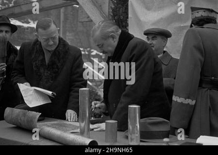 Warszawa, 1948-11-27. Uroczystoœæ wmurowania aktu erekcyjnego w funerenty gmachu Powszechnego Domu Towarowego, w obramowaniu ulic: Al. Jerozolimskie, Bracka, Krucza. Podpisanie aktu erekcyjnego, stoj¹ m.in.: naczelny dyrektor Powszechnych Domów Towarowych St. Kowalewski (2L), ministro przemys³u i handlu Hilary MiNC (3L), prezydent m. st. Warszawy Stanis³aw To³wiñski (4L). uu PAP Varsavia, 27 novembre 1948. La cerimonia di posa della fondazione sotto il magazzino PDT situato tra Jerozolimskie Avenue, Bracka Street e Krucza Street. Nella foto: La cerimonia di firma dell'atto di fondazione, st Foto Stock