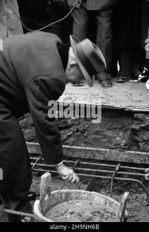 Warszawa, 1948-11-27. Uroczystoœæ wmurowania aktu erekcyjnego w fundenty gmachu Powszechnego Domu Towarowego, w obramowaniu ulic al. Jerozolimskie, Bracka, Krucza. NZ. ministro przemys³u i handlu Hilary MiNC. uu PAP Varsavia, 27 novembre 1948. La cerimonia di posa della fondazione sotto il magazzino PDT tra Jerozolimskie Avenue, Bracka Street e Krucza Street. Nella foto: Ministro dell'industria e del Commercio Hilary MiNC. uu PAP Foto Stock