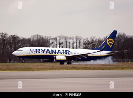 PRODUZIONE - 06 dicembre 2021, Baden-Wuerttemberg, Rheinmünster: Un velivolo Ryanair Boeing 737-800 atterra all'aeroporto di Karlsruhe/Baden-Baden. Prima il cambiamento climatico, poi Corona: Gli aeroporti regionali stanno vivendo un momento difficile. (A dpa 'solo un aeroporto per il paese? Aeroporti regionali sotto pressione') Foto: Uli Deck/dpa Foto Stock