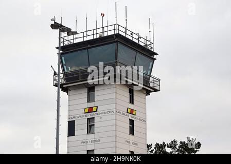 PRODUZIONE - 06 dicembre 2021, Baden-Wuerttemberg, Rheinmünster: La torre dell'aeroporto di Karlsruhe/Baden-Baden, presa dal tarmac. Prima il cambiamento climatico, poi Corona: Gli aeroporti regionali stanno attualmente avendo difficoltà. (A dpa 'solo un aeroporto per il paese? Aeroporti regionali sotto pressione') Foto: Uli Deck/dpa Foto Stock