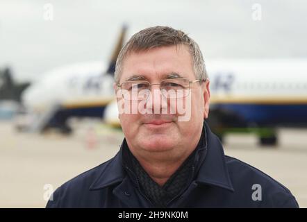 PRODUZIONE - 06 dicembre 2021, Baden-Wuerttemberg, Rheinmünster: Uwe Kotzan, Amministratore Delegato di Baden-Airpark GmbH - Karlsruhe/Baden-Baden Aeroporto, raffigurato sul tarmac aeroporto. Prima il cambiamento climatico, poi Corona: Gli aeroporti regionali sono attualmente in difficoltà (a dpa 'solo un aeroporto per il paese? Aeroporti regionali sotto pressione') Foto: Uli Deck/dpa Foto Stock