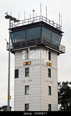 PRODUZIONE - 06 dicembre 2021, Baden-Wuerttemberg, Rheinmünster: La torre dell'aeroporto di Karlsruhe/Baden-Baden, presa dal tarmac. Prima il cambiamento climatico, poi Corona: Gli aeroporti regionali stanno attualmente avendo difficoltà. (A dpa 'solo un aeroporto per il paese? Aeroporti regionali sotto pressione') Foto: Uli Deck/dpa Foto Stock