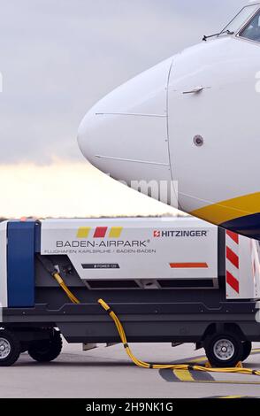 PRODUZIONE - 06 dicembre 2021, Baden-Wuerttemberg, Rheinmünster: Un aereo Ryanair Boeing 737-800 è parcheggiato all'aeroporto di Karlsruhe/Baden-Baden. Prima il cambiamento climatico, poi Corona: Gli aeroporti regionali stanno vivendo un momento difficile. (A dpa 'solo un aeroporto per il paese? Aeroporti regionali sotto pressione') Foto: Uli Deck/dpa Foto Stock