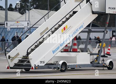 PRODUZIONE - 06 dicembre 2021, Baden-Wuerttemberg, Rheinmünster: Una passerella aerea si trova sul tarmac all'aeroporto di Karlsruhe/Baden-Baden. Prima il cambiamento climatico, poi Corona: Gli aeroporti regionali stanno vivendo un momento difficile. (A dpa 'solo un aeroporto per il paese? Aeroporti regionali sotto pressione') Foto: Uli Deck/dpa Foto Stock