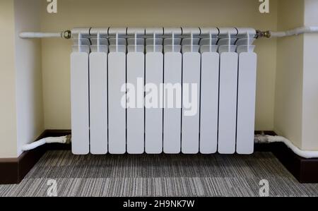 Batterie moderne per il riscaldamento. Radiatore bianco caldo. Concetto della necessità di un buon riscaldamento centralizzato. Foto Stock