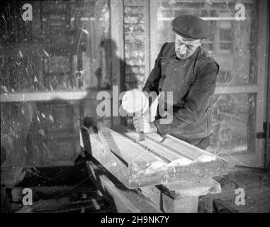 Warszawa, 1948-12. Budowa Ministerstwa Przemys³u i Handlu przy placu Trzech Krzy¿y. Prace koñcowe w ramach czynu przedkongresowego. wb PAP Dok³adny dzieñ wydarzenia nieustalony. Varsavia, 1948 dicembre. La costruzione del ministero dell'industria e del commercio su Piazza Trzech Krzyzy. Lavori di finitura nell'ambito di un'azione pre-congressuale. wb PAP Foto Stock