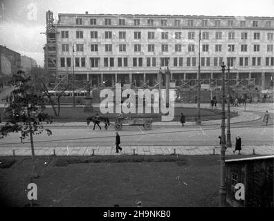 Warszawa, 1948-12. Budowa Ministerstwa Przemys³u i Handlu przy placu Trzech Krzy¿y. Prace koñcowe w ramach czynu przedkongresowego. wb PAP Dok³adny dzieñ wydarzenia nieustalony. Varsavia, 1948 dicembre. La costruzione del ministero dell'industria e del commercio su Piazza Trzech Krzyzy. Lavori di finitura nell'ambito di un'azione pre-congressuale. wb PAP Foto Stock