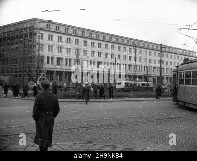 Warszawa, 1948-12. Budowa Ministerstwa Przemys³u i Handlu przy placu Trzech Krzy¿y. Prace koñcowe w ramach czynu przedkongresowego. wb PAP Dok³adny dzieñ wydarzenia nieustalony. Varsavia, 1948 dicembre. La costruzione del ministero dell'industria e del commercio su Piazza Trzech Krzyzy. Lavori di finitura nell'ambito di un'azione pre-congressuale. wb PAP Foto Stock