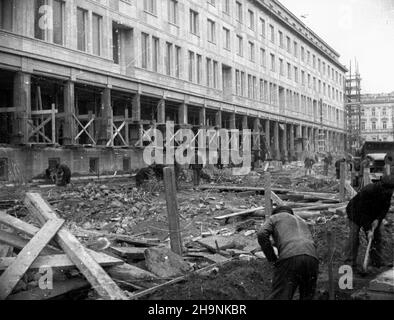 Warszawa, 1948-12. Budowa Ministerstwa Przemys³u i Handlu przy placu Trzech Krzy¿y. Prace koñcowe w ramach czynu przedkongresowego. wb PAP Dok³adny dzieñ wydarzenia nieustalony. Varsavia, 1948 dicembre. La costruzione del ministero dell'industria e del commercio su Piazza Trzech Krzyzy. Lavori di finitura nell'ambito di un'azione pre-congressuale. wb PAP Foto Stock