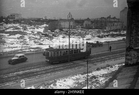 Warszawa, 1948-12. W grudniu ukoñczono uk³adanie torowiska i bruku na ul. Marcelego Nowotki, umo¿liwi³o to uruchomienie komunikacji tramwajowej ³¹cz¹cej ¯oliborz ze Œródmieœciem stolicy. NZ. tramwaj linii 27 (przystanki krañcowe: Potocka i Leszno). uu PAP Dok³adny dzieñ wydarzenia nieustalony. Varsavia, 1948 dicembre. Sono state poste le piste del tram e una strada è stata pavimentata in via Marcelego Nowotki che ha permesso di avviare una linea di tram che collegava il quartiere di Zoliborz con il centro della città a dicembre. Nella foto: Tram della linea a n. 27 (capolinea: Potocka e Leszno). uu PAP Foto Stock