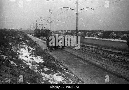 Warszawa, 1948-12. W grudniu ukoñczono uk³adanie torowiska i bruku na ul. Marcelego Nowotki, umo¿liwi³o to uruchomienie komunikacji tramwajowej ³¹cz¹cej ¯oliborz ze Œródmieœciem stolicy. NZ. przystanek tramwajowy. uu PAP Dok³adny dzieñ wydarzenia nieustalony. Varsavia, 1948 dicembre. Sono state poste le piste del tram e una strada è stata pavimentata in via Marcelego Nowotki che ha permesso di avviare una linea di tram che collegava il quartiere di Zoliborz con il centro della città a dicembre. Nella foto: Una fermata del tram. uu PAP Foto Stock