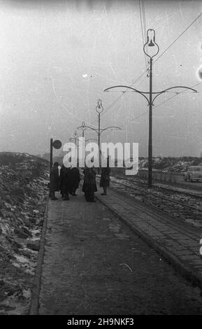 Warszawa, 1948-12. W grudniu ukoñczono uk³adanie torowiska i bruku na ul. Marcelego Nowotki, umo¿liwi³o to uruchomienie komunikacji tramwajowej ³¹cz¹cej ¯oliborz ze Œródmieœciem stolicy. NZ. przystanek tramwajowy. uu PAP Dok³adny dzieñ wydarzenia nieustalony. Varsavia, 1948 dicembre. Sono state poste le piste del tram e una strada è stata pavimentata in via Marcelego Nowotki che ha permesso di avviare una linea di tram che collegava il quartiere di Zoliborz con il centro della città a dicembre. Nella foto: Una fermata del tram. uu PAP Foto Stock