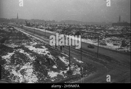 Warszawa, 1948-12. W grudniu ukoñczono uk³adanie torowiska i bruku na ul. Marcelego Nowotki, umo¿liwi³o to uruchomienie komunikacji tramwajowej ³¹cz¹cej ¯oliborz ze Œródmieœciem stolicy. uu PAP Dok³adny dzieñ wydarzenia nieustalony. Varsavia, 1948 dicembre. Sono state poste delle piste del tram e una strada è stata pavimentata in via Marcelego Nowotki che ha permesso di avviare una linea di tram che collega il quartiere di Zoliborz con il centro città nel mese di dicembre. uu PAP Foto Stock