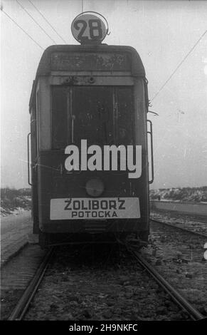 Warszawa, 1948-12. W grudniu ukoñczono uk³adanie torowiska i bruku na ul. Marcelego Nowotki, umo¿liwi³o to uruchomienie komunikacji tramwajowej ³¹cz¹cej ¯oliborz ze Œródmieœciem stolicy. NZ. tramwaj linii 28 (przystanki krañcowe: Potocka i Plac Zbawiciela). uu PAP Dok³adny dzieñ wydarzenia nieustalony. Varsavia, 1948 dicembre. Sono state poste le piste del tram e una strada è stata pavimentata in via Marcelego Nowotki che ha permesso di avviare una linea di tram che collegava il quartiere di Zoliborz con il centro della città a dicembre. Nella foto: Tram della linea a n. 28 (capolinea: Potocka e Piazza Zbawiciela). uu PAP Foto Stock