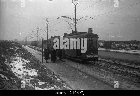 Warszawa, 1948-12. W grudniu ukoñczono uk³adanie torowiska i bruku na ul. Marcelego Nowotki, umo¿liwi³o to uruchomienie komunikacji tramwajowej ³¹cz¹cej ¯oliborz ze Œródmieœciem stolicy. NZ. tramwaj linii 15 (przystanki krañcowe: Bielany AWF i Plac ¯elaznej Bramy). uu PAP Dok³adny dzieñ wydarzenia nieustalony. Varsavia, 1948 dicembre. Sono state poste le piste del tram e una strada è stata pavimentata in via Marcelego Nowotki che ha permesso di avviare una linea di tram che collegava il quartiere di Zoliborz con il centro della città a dicembre. Nella foto: Tram della linea a n. 15 (capolinea: Bielany AWF e piazza Zelaznej Bramy). Foto Stock