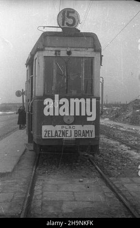 Warszawa, 1948-12. W grudniu ukoñczono uk³adanie torowiska i bruku na ul. Marcelego Nowotki, umo¿liwi³o to uruchomienie komunikacji tramwajowej ³¹cz¹cej ¯oliborz ze Œródmieœciem stolicy. NZ. tramwaj linii 15 (przystanki krañcowe: Bielany AWF i Plac ¯elaznej Bramy). uu PAP Dok³adny dzieñ wydarzenia nieustalony. Varsavia, 1948 dicembre. Sono state poste le piste del tram e una strada è stata pavimentata in via Marcelego Nowotki che ha permesso di avviare una linea di tram che collegava il quartiere di Zoliborz con il centro della città a dicembre. Nella foto: Tram della linea a n. 15 (capolinea: Bielany AWF e piazza Zelaznej Bramy). Foto Stock