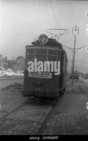 Warszawa, 1948-12. W grudniu ukoñczono uk³adanie torowiska i bruku na ul. Marcelego Nowotki, umo¿liwi³o to uruchomienie komunikacji tramwajowej ³¹cz¹cej ¯oliborz ze Œródmieœciem stolicy. NZ. tramwaj linii 27 (przystanki krañcowe: Potocka i Leszno). uu PAP Dok³adny dzieñ wydarzenia nieustalony. Varsavia, 1948 dicembre. Sono state poste le piste del tram e una strada è stata pavimentata in via Marcelego Nowotki che ha permesso di avviare una linea di tram che collegava il quartiere di Zoliborz con il centro della città a dicembre. Nella foto: Tram della linea a n. 27 (capolinea: Potocka e Leszno). uu PAP Foto Stock