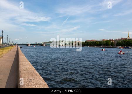 San Pietroburgo, Russia - 13 luglio 2021: Vista del fiume Neva con il terrapieno universitario a San Pietroburgo Foto Stock