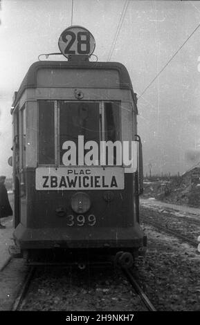 Warszawa, 1948-12. W grudniu ukoñczono uk³adanie torowiska i bruku na ul. Marcelego Nowotki, umo¿liwi³o to uruchomienie komunikacji tramwajowej ³¹cz¹cej ¯oliborz ze Œródmieœciem stolicy. NZ. tramwaj linii 28 (przystanki krañcowe: Potocka i Plac Zbawiciela). uu PAP Dok³adny dzieñ wydarzenia nieustalony. Varsavia, 1948 dicembre. Sono state poste le piste del tram e una strada è stata pavimentata in via Marcelego Nowotki che ha permesso di avviare una linea di tram che collegava il quartiere di Zoliborz con il centro della città a dicembre. Nella foto: Tram della linea a n. 28 (capolinea: Potocka e Piazza Zbawiciela). uu PAP Foto Stock