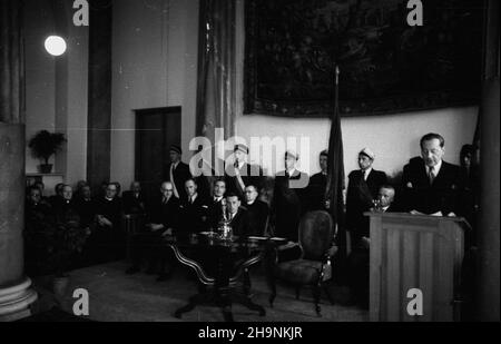 Kraków, 1948-12. W Akademii Górniczo-Hutniczej odby³a siê uroczystoœæ wrêczenia dyplomów i nagród pieniê¿nych (w kwocie 10 tys. z³ ka¿da) przoduj¹cym w nauce studientom. uu PAP Dok³adny dzieñ wydarzenia nieustalony. Cracovia, 1948 dicembre. Una cerimonia per presentare certificati di merito e premi in denaro (10.000 zlotys ciascuno) ai migliori studenti si è tenuta presso la Mining and Metallurgy Academy. uu PAP Foto Stock