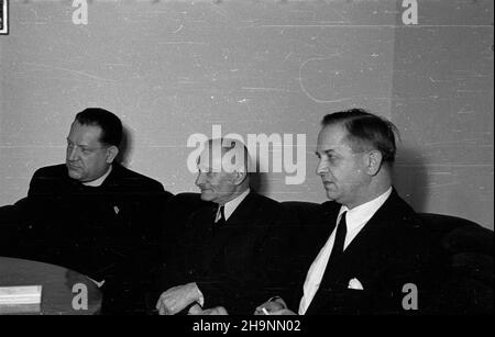 Warszawa, 1948-12-07. Wizyta przedstawicieli ministerstwa zdrowia Republiki Czechos³owackiej. Ministro zdrowia RP Tadeusz Michejda (C) wrêczy³ wysokie odznaczenia pañstwowe ministerowi ks. Josefowi Plojharowi (L) i wiceministrowi Polakowi Milanowi (P). uu PAP Varsavia, 7 dicembre 1948. Visita di rappresentanti del ministero della salute della Cecoslovacchia. Il ministro polacco della Sanità Tadeusz Michejda (centro) ha presentato alte distrazioni di stato per il ministro Josef Plojharov (sinistra) e il vice ministro polacco Milanow (destra). uu PAP Foto Stock