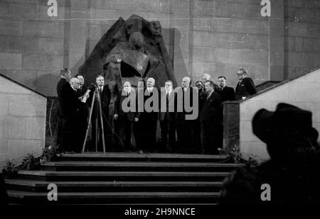 Warszawa, 1948-12-13. Otwarcie jubileuszowej (1898-1948) wystawy prac artysty rzeŸbiarza Xawerego Dunikowskiego w Muzeum Narodowym. Artista aktem darowizny przekaza³ narodowi Warszawie dorobek artystyczny ca³ego ¿ycia - 150 rzeŸb, 17 obrazów i kilkadziesi¹t rysunków. mta PAP Varsavia, 13 dicembre 1948. Inaugurazione della mostra giubilare (1898-1948) dello scultore Xawery Dunikowski al Museo Nazionale. L'artista ha donato alla nazione e a Varsavia il suo successo artistico nel tempo della vita, vale a dire 150 sculture, 17 dipinti e partiture di disegno. mta PAP Foto Stock