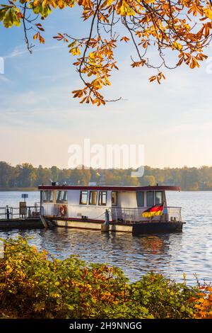 Vista panoramica di una barca passeggeri sul molo di legno in autunno Foto Stock