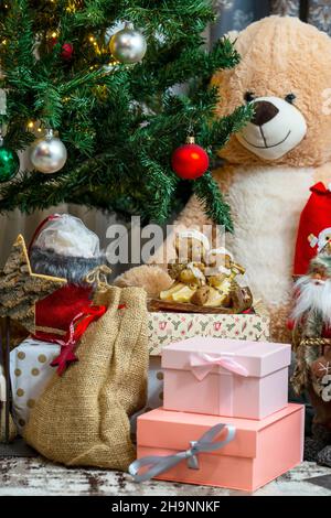 Regali e giocattoli sotto l'albero di Natale. Foto Stock