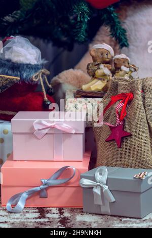 Regali e giocattoli sotto l'albero di Natale. Foto Stock