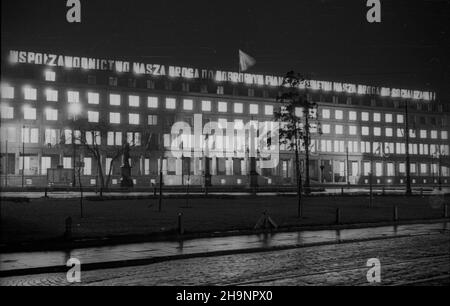 Warszawa, 1948-12-16. Gmach Ministerstwa Przemys³u i Handlu przy placu Trzech Krzy¿y. Budynek zosta³ oddany 15 grudnia 1948 roku, w czynie kongresowym, dla uczczenia i Zjazdu Polskiej Zjednoczonej Partii Robotniczej (PZPR). ka PAP Varsavia, 16 dicembre 1948. L'industria adn Ministero del Commercio su Trzech Krzy¿y Square. L'edificio fu terminato il 15 dicembre come parte delle cerimonie che segnavano il Congresso del 1st del Partito Polacco dei lavoratori Uniti (PZPR). ka PAP Foto Stock