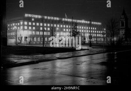 Warszawa, 1948-12-16. Gmach Ministerstwa Przemys³u i Handlu przy placu Trzech Krzy¿y. Budynek zosta³ oddany 15 grudnia 1948 roku, w czynie kongresowym, dla uczczenia i Zjazdu Polskiej Zjednoczonej Partii Robotniczej (PZPR). ka PAP Varsavia, 16 dicembre 1948. L'industria adn Ministero del Commercio su Trzech Krzy¿y Square. L'edificio fu terminato il 15 dicembre come parte delle cerimonie che segnavano il Congresso del 1st del Partito Polacco dei lavoratori Uniti (PZPR). ka PAP Foto Stock