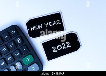 Cartello con la scritta New Year 2022. Concettuale foto saluto festeggiamento fresco inizio migliori auguri calcolo spese idee di bilancio matematica Foto Stock