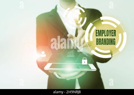 Firma di scrittura a mano Branding del datore di lavoro. Parola per la promozione della scelta del datore di lavoro della società al gruppo target desiderato Donna in Uniform Holding Mobile Phone mostrando Foto Stock