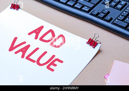 Segno che visualizza il valore aggiunto. Panoramica aziendale un miglioramento o un'aggiunta a qualcosa che lo rende degno più assortiti Collection Office Foto Stock
