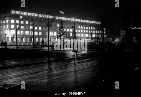 Warszawa, 1948-12-16. Gmach Ministerstwa Przemys³u i Handlu przy placu Trzech Krzy¿y. Budynek zosta³ oddany 15 grudnia 1948 roku, w czynie kongresowym, dla uczczenia i Zjazdu Polskiej Zjednoczonej Partii Robotniczej (PZPR). ka PAP Varsavia, 16 dicembre 1948. L'industria adn Ministero del Commercio su Trzech Krzy¿y Square. L'edificio fu terminato il 15 dicembre come parte delle cerimonie che segnavano il Congresso del 1st del Partito Polacco dei lavoratori Uniti (PZPR). ka PAP Foto Stock