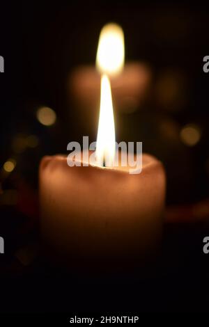 Candele beige che bruciano come primo piano Foto Stock