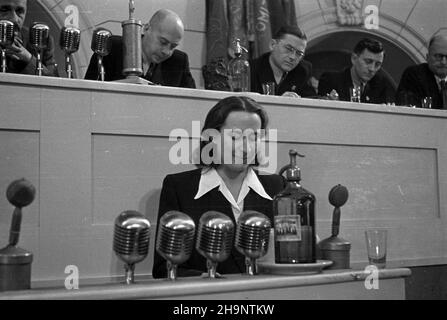 Warszawa, 1948-12-18. Kongres Zjednozeniowy Polskiej Partii Robotniczej (PPR) i Polskiej Partii Socjalistycznej (PPS), 15-21 XII, w luli Politechniki Warszawskiej. I Zjazd Polskiej Zjednoczonej Partii Robotniczej (PZPR). NZ. Przemawia przewodnicz¹ca Zarz¹du Sto³ecznego Zwi¹zku M³odzie¿y Polskiej Halina Krysanka. ka PAP/Wojciech Kondracki Varsavia, 18 dicembre 1948. Il Congresso di unificazione del Partito operaio Polacco (PPR) e del Partito Socialista Polacco (PPS), presso l'Università della tecnologia di Varsavia il 15-21 dicembre. Il Congresso del 1st del Partito operaio Unito Polacco (PZPR). Nella foto: Testa del polacco Yo Foto Stock