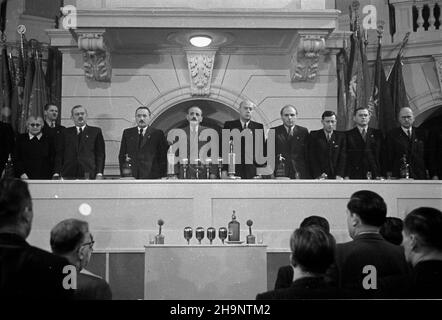 Warszawa, 1948-12-18. Kongres Zjednozeniowy Polskiej Partii Robotniczej (PPR) i Polskiej Partii Socjalistycznej (PPS), 15-21 XII, w luli Politechniki Warszawskiej. I Zjazd Polskiej Zjednoczonej Partii Robotniczej (PZPR). W prezydium od lewej: Wdowa po Feliksie Dzier¿yñskim Zofia Dzier¿yñska, kierownik Wydzia³u Rollego KC PZPR Hilary Che³chowski (w g³êbi), ministro przemys³u i handlu Hilary MiNC, prezydent Boles³aw Bierut, komendant Milicji Obywatelskiej Franciszek JóŸwiak, primo ministro wicemarsza³ek Zambub cz³onek, Zub cz³onek, Zub Józef, Zub, Zub an Sejub, Zub, Zub, Zub, Zub, Zub Foto Stock