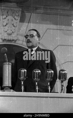 Warszawa, 1948-12-21. Kongres Zjednozeniowy Polskiej Partii Robotniczej (PPR) i Polskiej Partii Socjalistycznej (PPS), 15-21 XII, w luli Politechniki Warszawskiej. I Zjazd Polskiej Zjednoczonej Partii Robotniczej (PZPR). Ostatni dzieñ Kongru. prezydent Boles³aw Bierut. wb PAP Varsavia, 21 dicembre 1948. Il Congresso di unificazione del Partito operaio Polacco (PPR) e del Partito Socialista Polacco (PPS), presso l'Università della tecnologia di Varsavia il 15-21 dicembre. Il Congresso del 1st del Partito operaio Unito Polacco (PZPR). L'ultimo giorno del congresso. Nella foto: Presidente Boleslaw Bierut. wb PAP Foto Stock