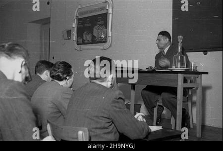 Warszawa, 1949-01. Siedziba KCZZ (Komitetu Centralnego Zwi¹zków Zawodowych) przy ulicy Juliana Bartoszewicza. NZ. kurs dla instruktorów wspó³zawodnictwa pracy w zak³adach. Wyk³ad prowadzi Roman Zuchowicz. Dok³adny dzieñ wydarzenia nieustalony. bk PAP Varsavia, 1949 gennaio. Sede del Comitato Centrale dei sindacati in via Juliana Bartoszewicza. Nella foto: Un corso per istruttori di competizione sul posto di lavoro. Una conferenza tenuta da Roman Zuchowicz. bk PAP Foto Stock