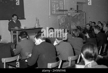 Warszawa, 1949-01. Siedziba KCZZ (Komitetu Centralnego Zwi¹zków Zawodowych) przy ulicy Juliana Bartoszewicza. NZ. kurs dla instruktorów wspó³zawodnictwa pracy w zak³adach. Wyk³ad prowadzi Roman Zuchowicz. Dok³adny dzieñ wydarzenia nieustalony. bk PAP Varsavia, 1949 gennaio. Sede del Comitato Centrale dei sindacati in via Juliana Bartoszewicza. Nella foto: Un corso per istruttori di competizione sul posto di lavoro. Una conferenza tenuta da Roman Zuchowicz. bk PAP Foto Stock