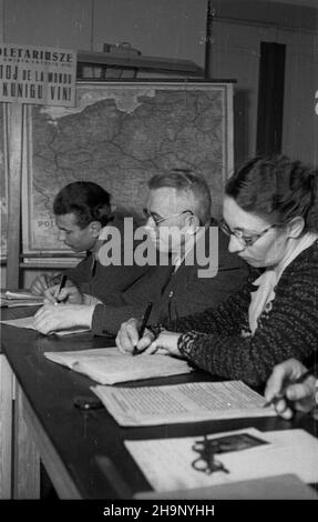 Warszawa, 1949-01. Siedziba KCZZ (Komitetu Centralnego Zwi¹zków Zawodowych) przy ulicy Juliana Bartoszewicza. NZ. kurs dla instruktorów wspó³zawodnictwa pracy w zak³adach. Dok³adny dzieñ wydarzenia nieustalony. bk PAP Varsavia, 1949 gennaio. Sede del Comitato Centrale dei sindacati in via Juliana Bartoszewicza. Nella foto: Un corso per istruttori di competizione sul posto di lavoro. bk PAP Foto Stock