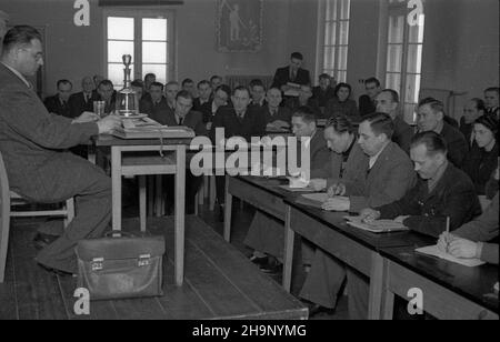 Warszawa, 1949-01. Siedziba KCZZ (Komitetu Centralnego Zwi¹zków Zawodowych) przy ulicy Juliana Bartoszewicza. NZ. kurs dla instruktorów wspó³zawodnictwa pracy w zak³adach. Wyk³ad prowadzi Roman Zuchowicz. Dok³adny dzieñ wydarzenia nieustalony. bk PAP Varsavia, 1949 gennaio. Sede del Comitato Centrale dei sindacati in via Juliana Bartoszewicza. Nella foto: Un corso per istruttori di competizione sul posto di lavoro. Una conferenza tenuta da Roman Zuchowicz. bk PAP Foto Stock