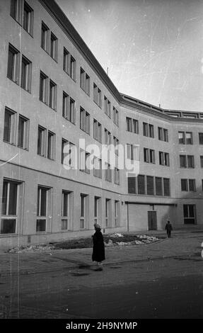 Warszawa, 1949. Siedziba Komisji Centralnej Zwi¹zków Zawodowych przy ul. Kopernika róg ul. Bartoszewicza. msa PAP Dok³adny miesi¹c i dzieñ wydarzenia nieustalone. Varsavia, 1949. Sede della Commissione Centrale dei sindacati in via Kopernika, angolo di via Bartoszewicza, msa PAP Foto Stock