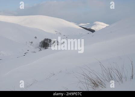 Una vista invernale delle colline del Pentland con Black Hill a sinistra, legge scalare a destra e Castlelaw e Caerketton sullo sfondo. Foto Stock