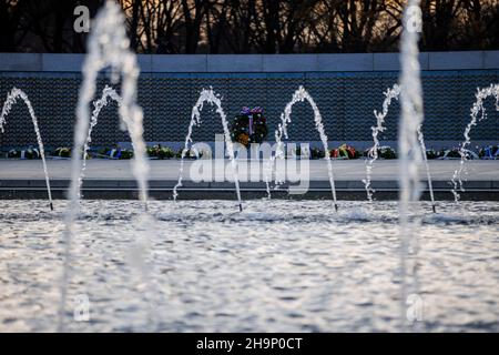 Washington, DC, Stati Uniti. 7th Dic 2021. Le corone sono viste al World War II Memorial per commemorare il 80th anniversario dell'attacco di Pearl Harbor, a Washington, DC, gli Stati Uniti il 7 dicembre 2021. Credit: Ting Shen/Xinhua/Alamy Live News Foto Stock