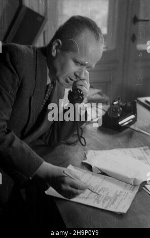 Warszawa, 1949-01. Radio Polskie, redakcja programów muzycznych. NZ. Kierownik redakcji Bohdan £osakiewicz. Dok³adny dzieñ wydarzenia nieustalony. bk PAP Varsavia, 1949 gennaio. Radio Polacca, sezione editoriale programma musicale. Nella foto: Sezione testa Bohdan Losakiewicz. bk PAP Foto Stock